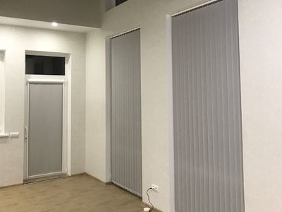 Вертикальные жалюзи в проем окна